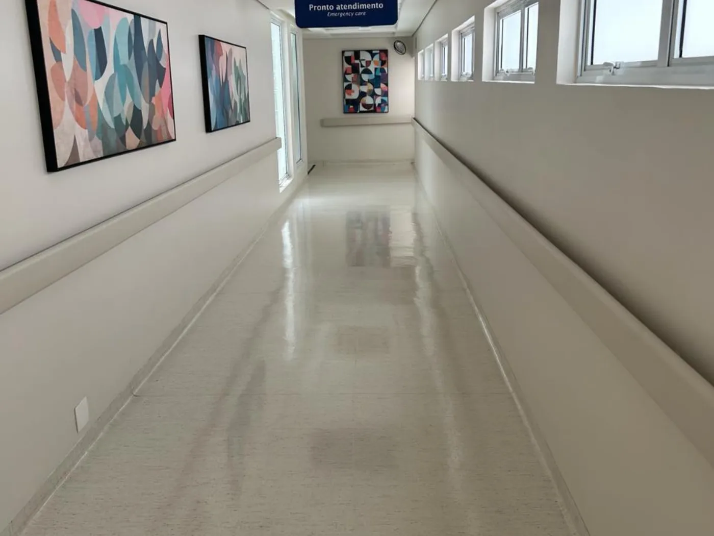 Corrimão de parede instalado ao longo de corredor hospitalar